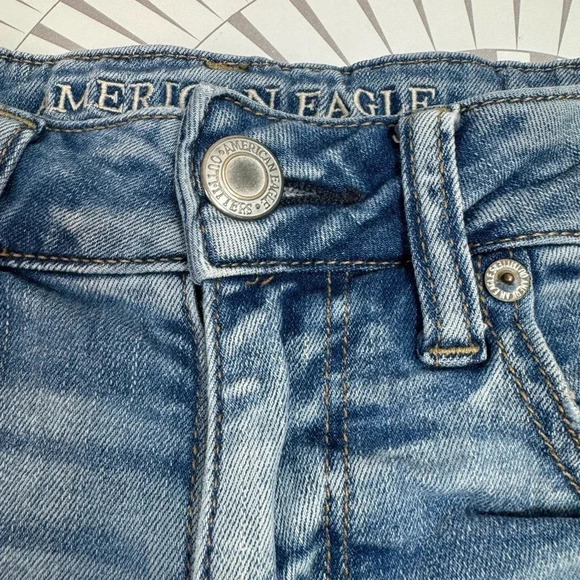 American Eagle Women’s Jean Shorts Midi with Lace behind Distressing Size 6 - Picture 3 of 8